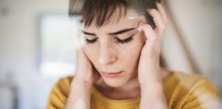 VIDEO: I talked to 10 people who are sick with COVID-19 Patient with COVID-19, headache, depressed