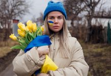 Tears, war, and tulips: a day among the Ukrainian refugees at the Siret Customs Point Ukranian refugees